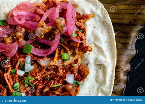  Cochinita Pibil: Smak Meksykańskich Bogów w Zestyfikowanej Marynacie