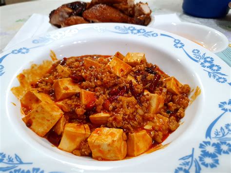  Sichuan Mapo Tofu: Czy Ostre I Wyraziste Aromaty Mogą Utworzyć Niebiańską Symfonię Smaku?