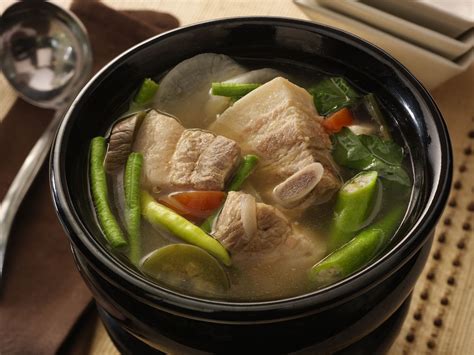  Sinigang na Baboy: Wybuchowa mieszanka kwaśnych i pikantnych smaków w jednej filiżance!