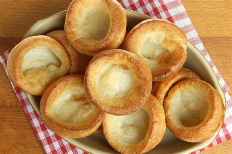  Yorkshire Pudding – Zapiekane Niespodzianki z Krwistą Sosem i Cieniutkim Zapiekaniem